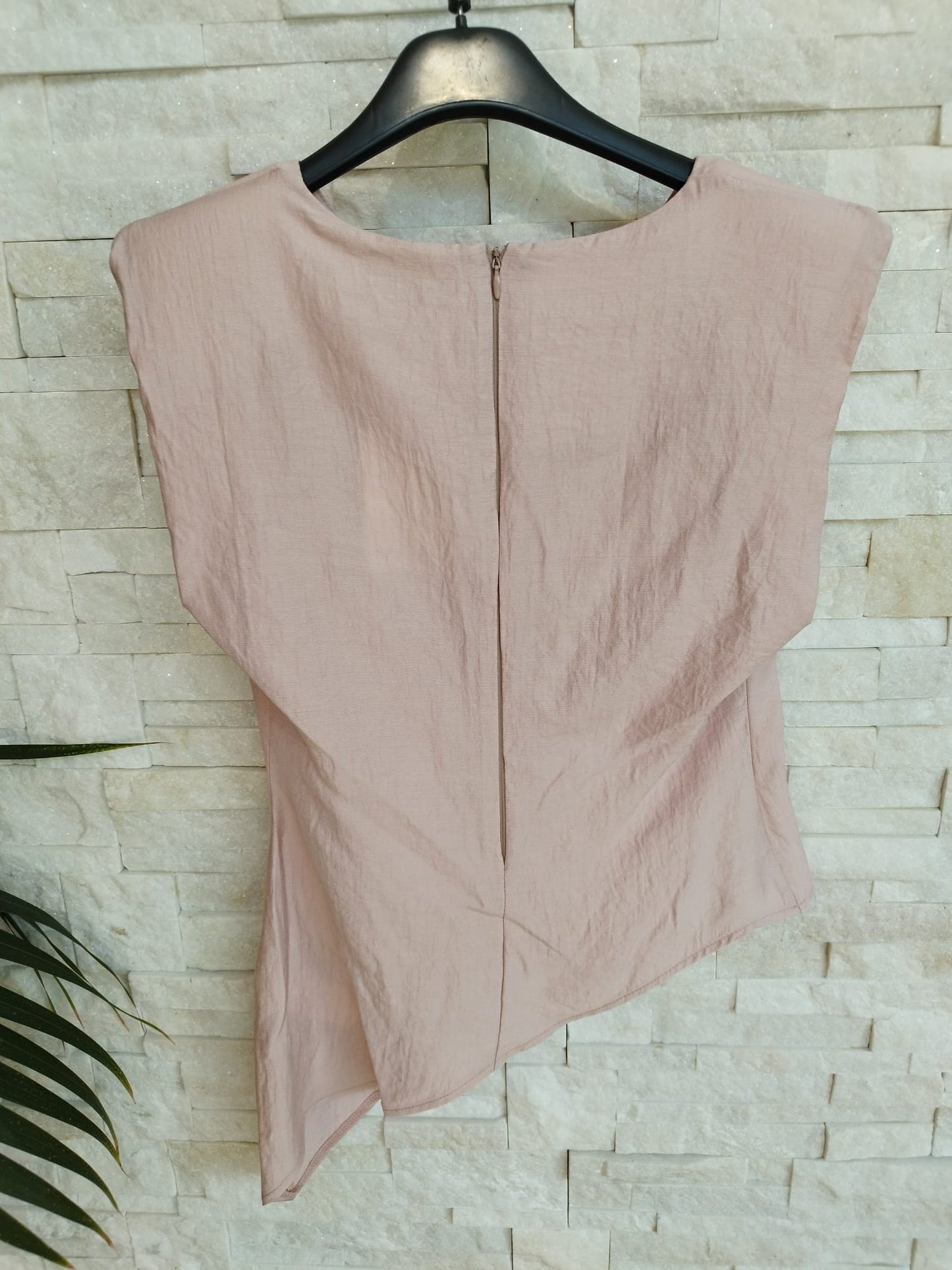 Top asimmetrico con spallina colore rosa