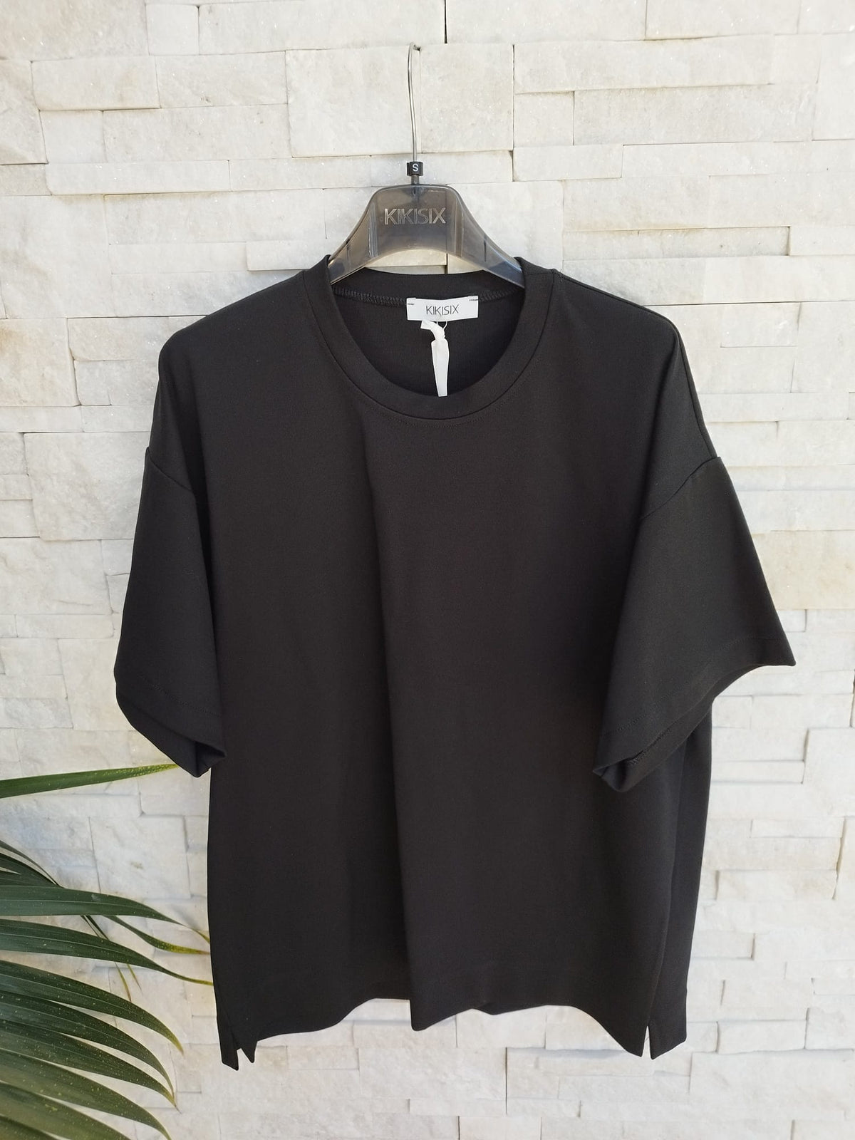 Top a scatolina con manica corta colore nero