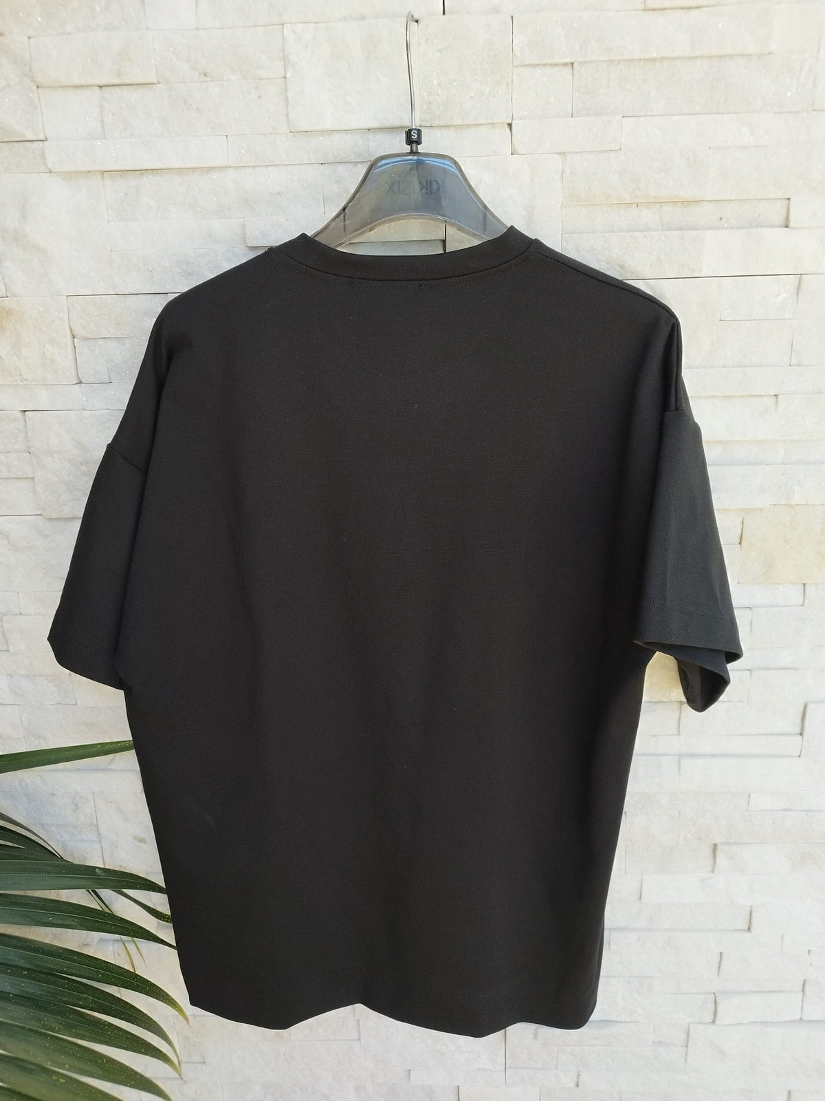 Top a scatolina con manica corta colore nero