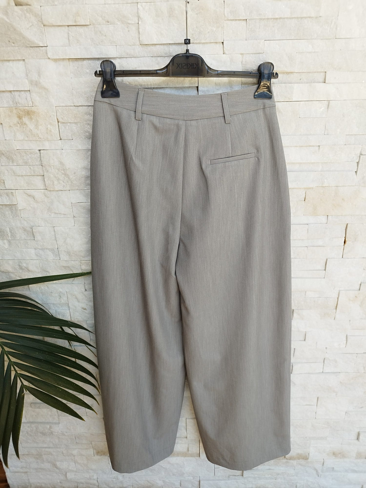 Pantalone gamba larga e bottone colore grigio