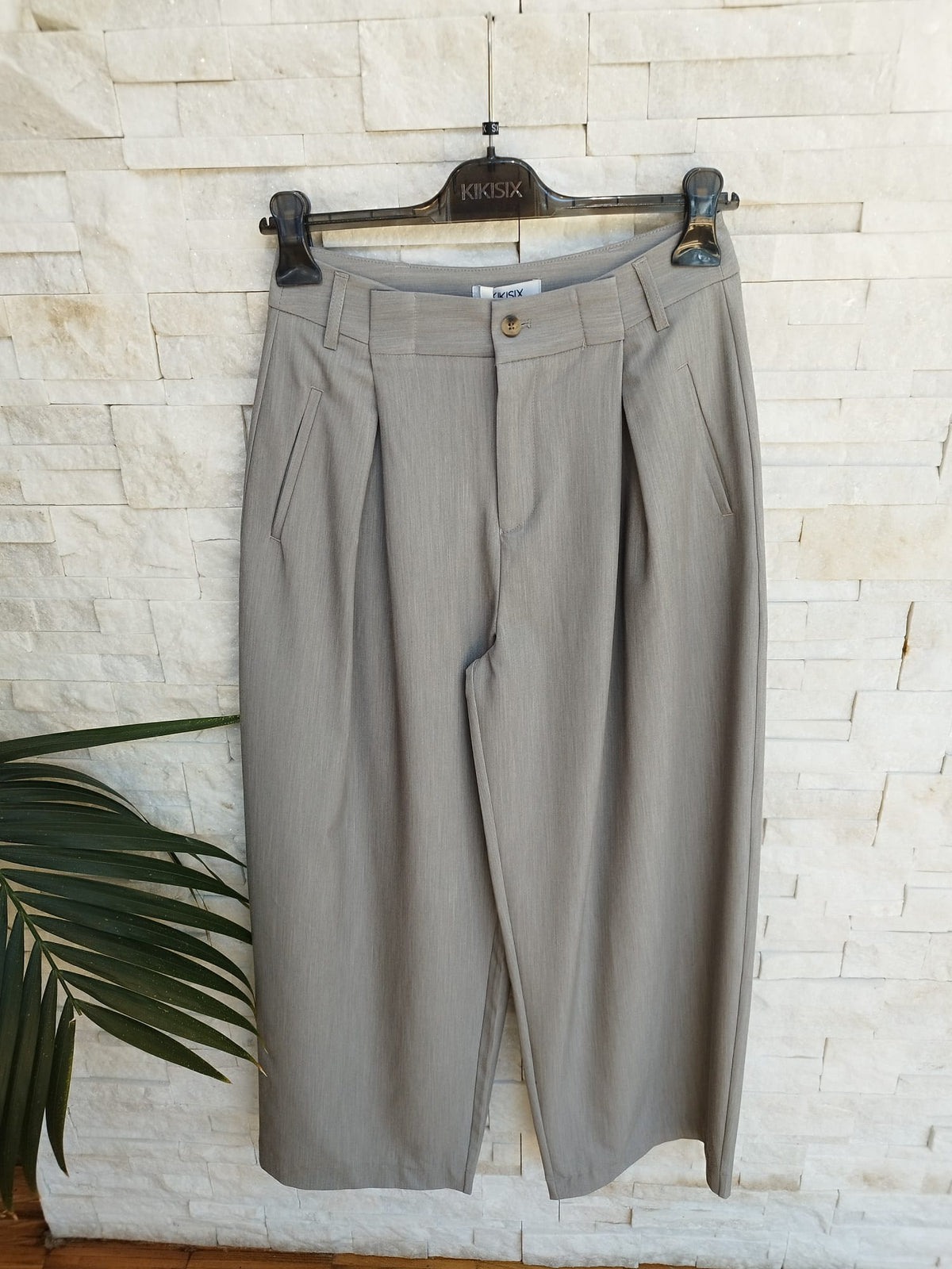 Pantalone gamba larga e bottone colore grigio