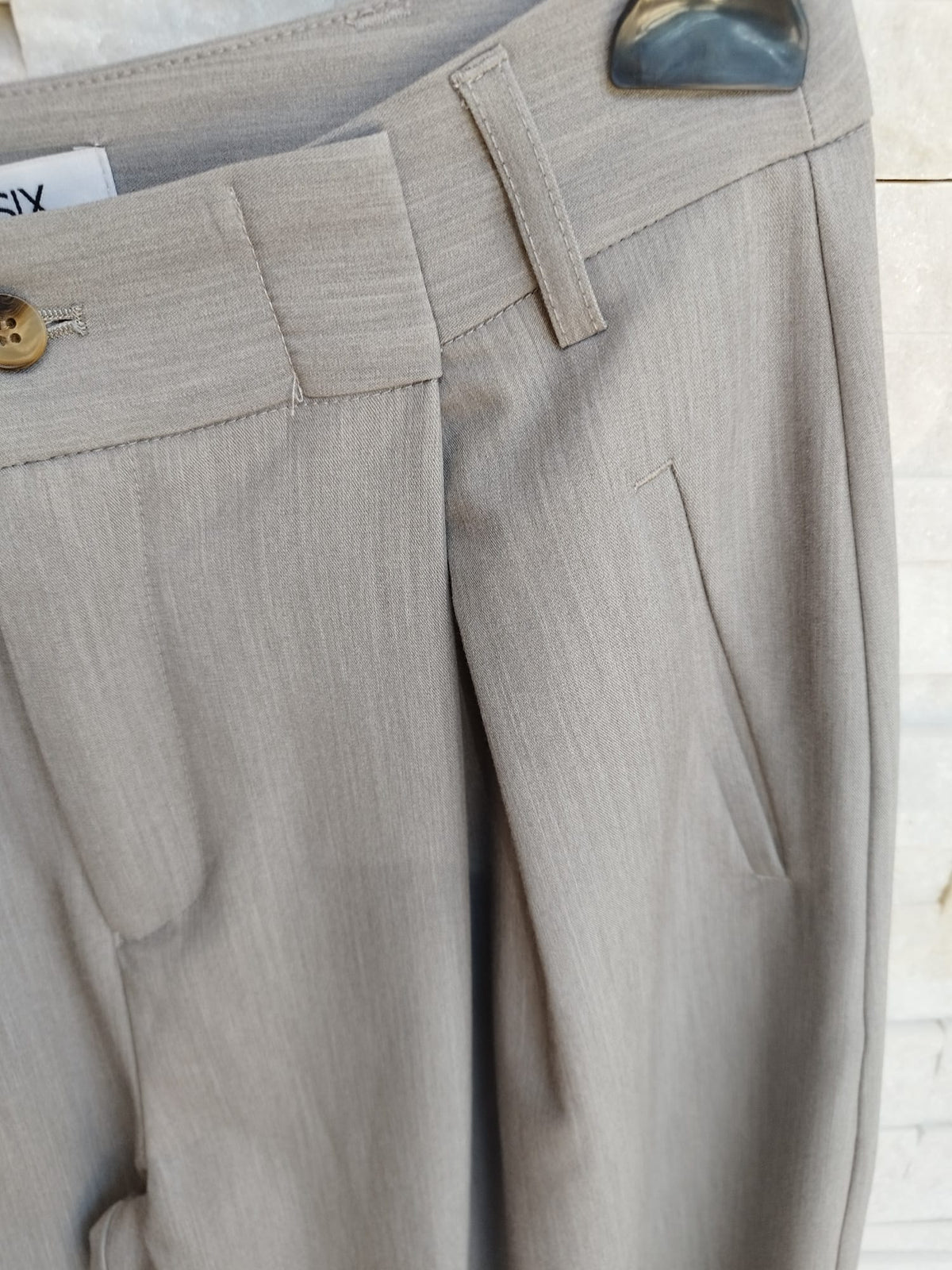 Pantalone gamba larga e bottone colore grigio