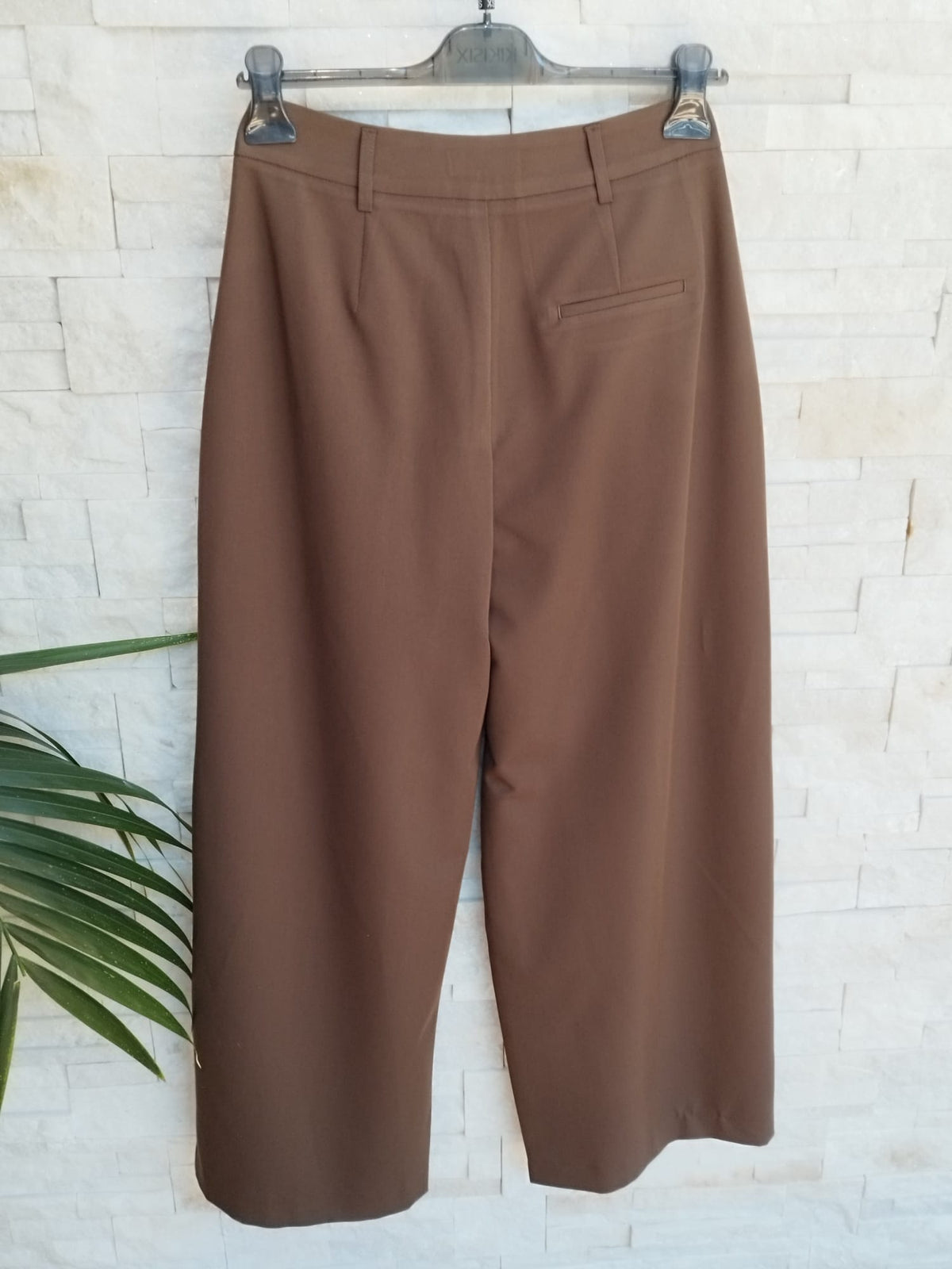 Pantalone gamba larga e bottone colore moro