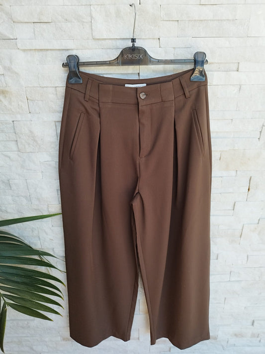 Pantalone gamba larga e bottone colore moro
