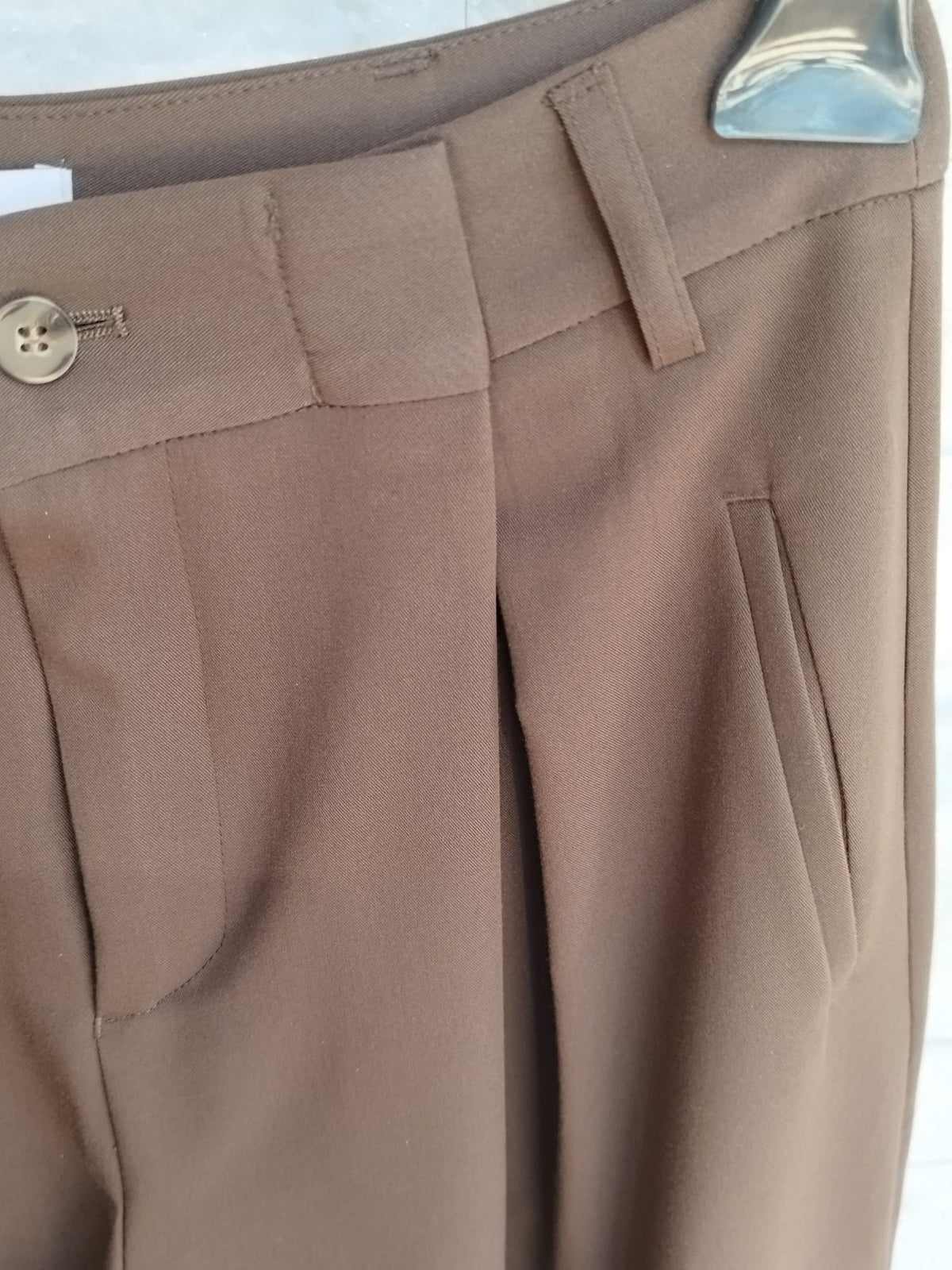Pantalone gamba larga e bottone colore moro