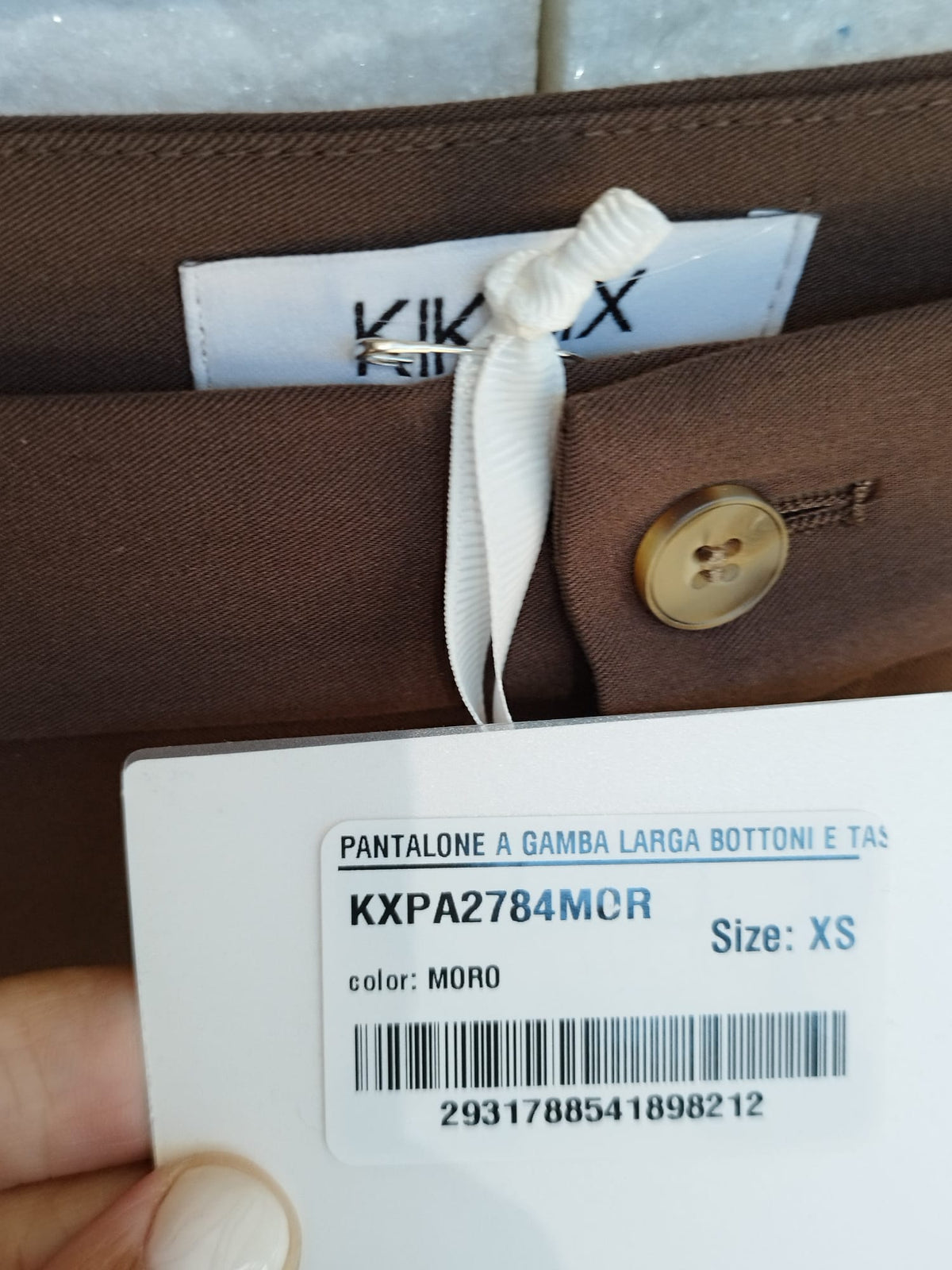 Pantalone gamba larga e bottone colore moro