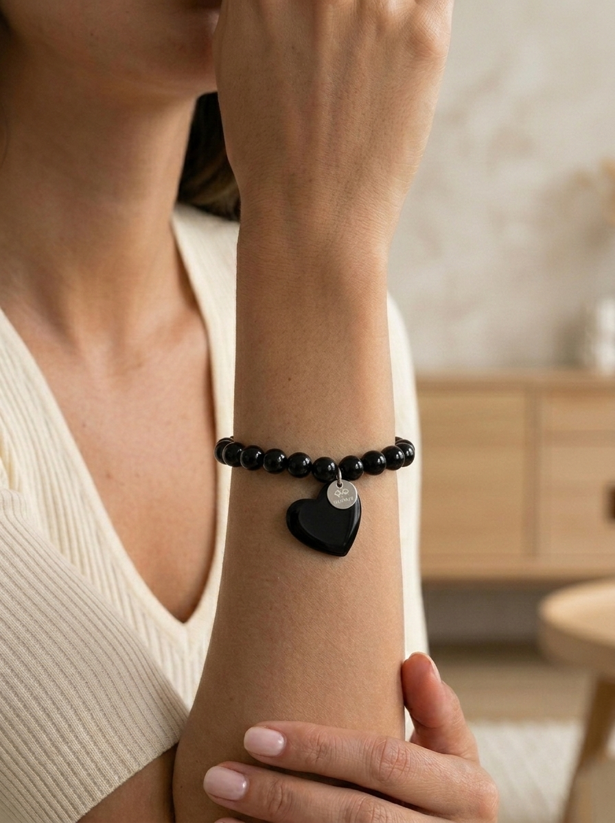 Bracciale elastico con pendente cuore laccato nero
